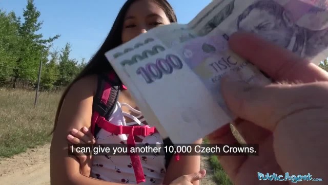 Туристка из Таиланда соглашается на секс за деньги публично на улице