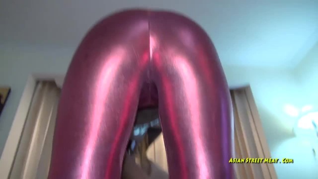 Ебет шлюху тайку раком на полу